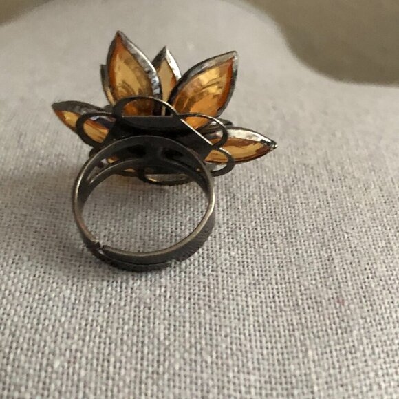 Vintage 1970's & 80's Gunmetal Gold Amber Flower Ring with Rhinestone Center - Picture 5 of 7